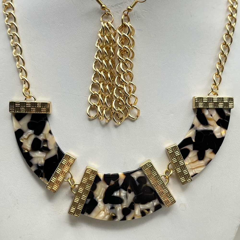 Elegant Gold and Black Necklace